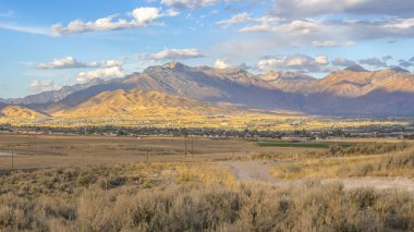 Utah Valley güneşli gökyüzü altında mountain yakınındaki evleri