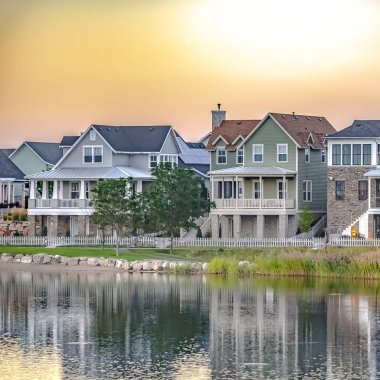 Güzel evler ve Oquirrh Gölü Daybreak Utah