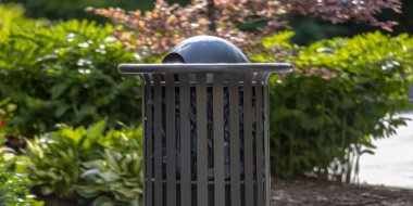 Arka plan bitki ile açık çöp kovası