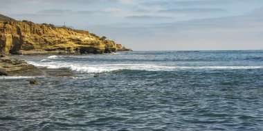 Tehlikeli cliff ve uçsuz bucaksız Okyanusu günbatımı kayalıklarla CA