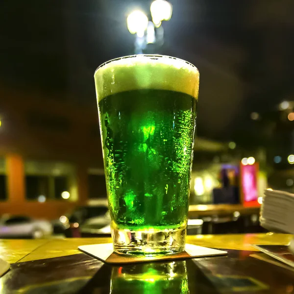 Vidrio con líquido verde y vista de la calle exterior —  Fotos de Stock
