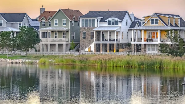 Céu dourado sobre casas e Lago Oquirrh em Utah — Fotografia de Stock