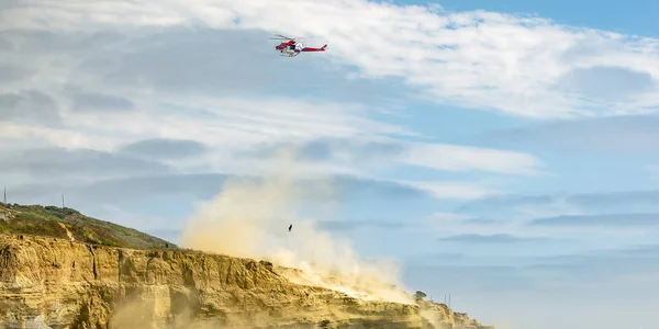 Helikopteres repülés közben a felhős ég felett, egy cliff — Stock Fotó