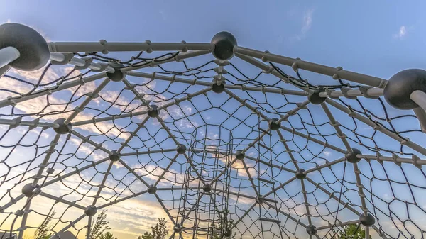 Mirando al cielo desde dentro, un escalador de cúpula — Foto de Stock