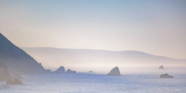 Berg och hav med en dimmig himmel i Big Sur Ca — Stockfoto