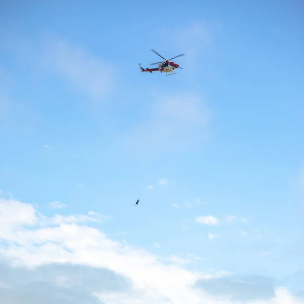 비행에서 헬기 밧줄으로 사람 haning — 스톡 사진