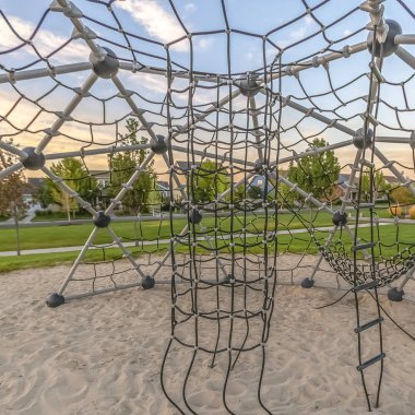 İp merdiven içinde mavi gökyüzü karşı bir kubbe dağcı