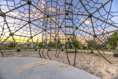 Doğal peyzaj içinde bir kubbe dağcı görüldü