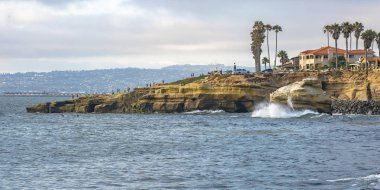 La Jolla içinde okyanus gökyüzü karşı dik uçurum