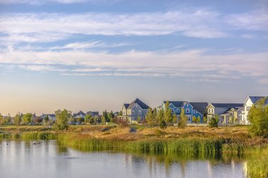 Oquirrh göl kenarında çarpıcı sahne güzel evleri ile