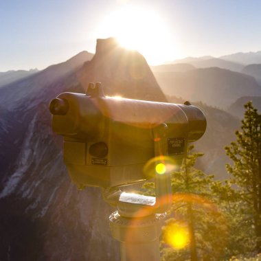 Half Dome ve güneşli gökyüzü görünümü ile teleskop