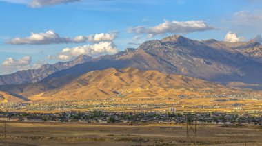 Çok yüksek dağlar ve Utah Valley bulutlu gökyüzü