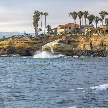 La Jolla Beach sarp kayalıklar üzerinde çökmesini dalgalar