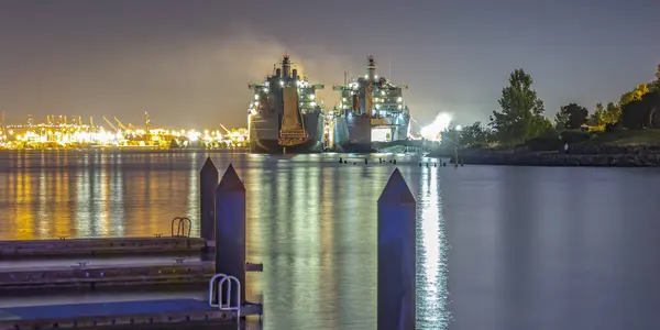 Muelle y barcos en el mar reflectante en Tacoma WA —  Fotos de Stock