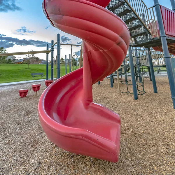 Parco giochi con scivolo a spirale e telai da arrampicata — Foto Stock