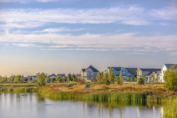 Oquirrh göl kenarında çarpıcı sahne güzel evleri ile