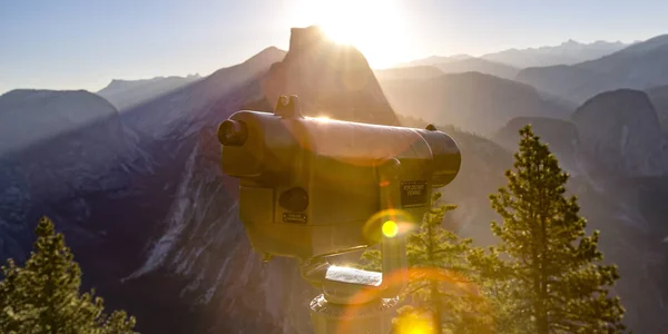 Dalekohled a Half Dome v Yosemite Kalifornie — Stock fotografie