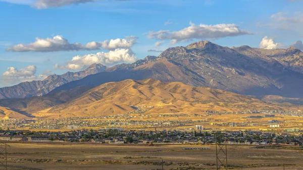 Montagne torreggianti e cielo nuvoloso nella Valle dello Utah — Foto Stock