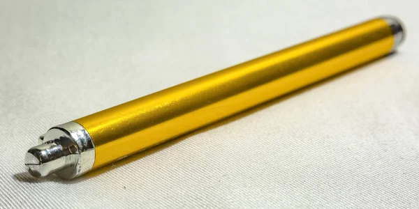 Stylo stylet jaune sur une surface texturée blanche — Photo