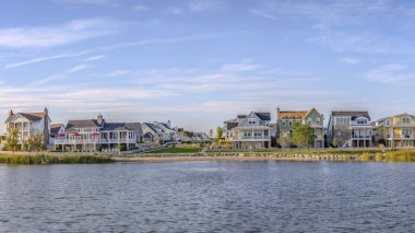Gökyüzü karşı lakefront evleri ile doğal peyzaj