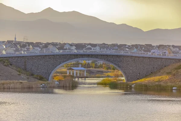 Pont voûté donnant sur le pont des maisons et la montagne — Photo