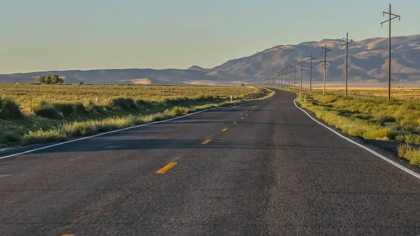 Autoroute 68 au milieu de prairies ensoleillées avec lignes électriques — Photo