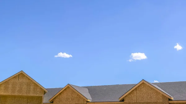 Tetto di una casa con cielo e nuvole sfondo — Foto Stock