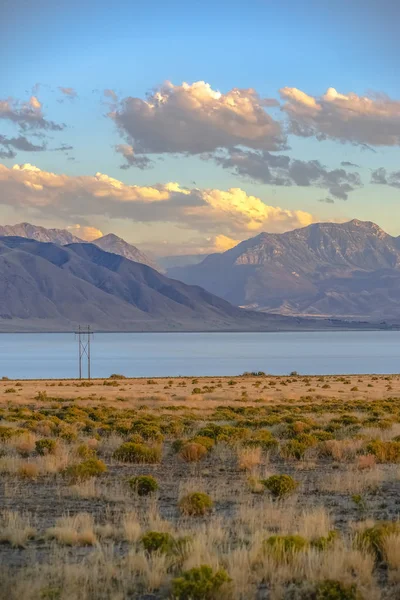 Bela vista com montanha e céu no Lago Utah — Fotografia de Stock