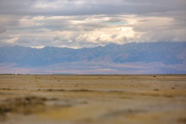 Büyük Tuz Gölü Utah, dağ ve gökyüzü görünümü