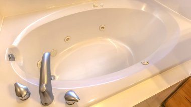 Oval küvet modern bir banyo içinde şekilli