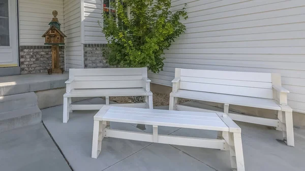 Inicio con muebles de madera blanca en el patio delantero — Foto de Stock