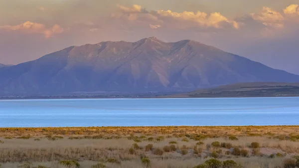 Panoramautsikt över Utah Lake med en dramatisk himmel — Stockfoto