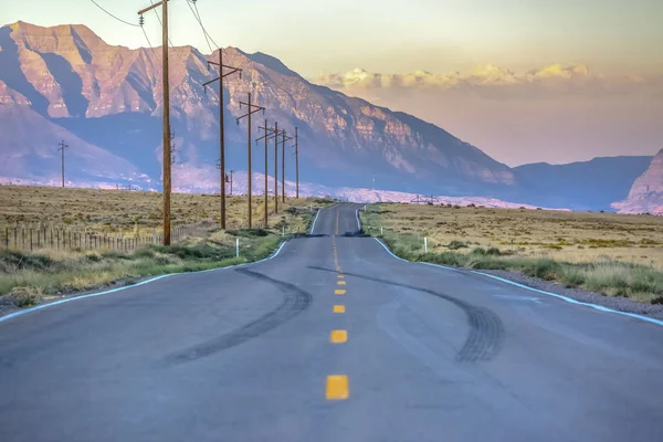 Linhas de energia ao longo da rodovia 68 perto do Lago Utah — Fotografia de Stock