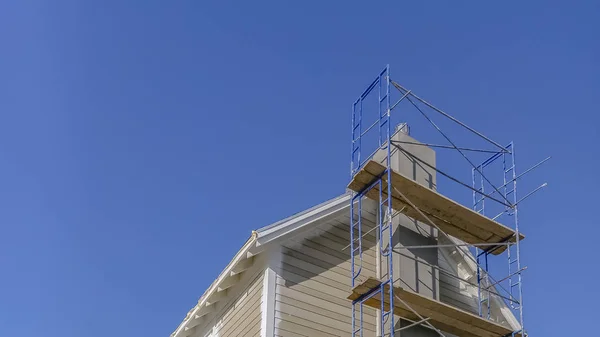 Byggnadsställningar som används i konstruktionen mot blå himmel — Stockfoto