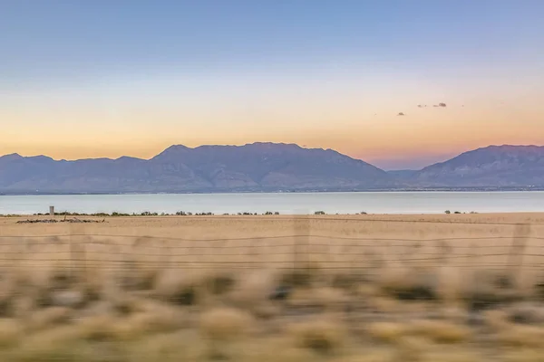Lago Utah contra montanha vista da rodovia 68 — Fotografia de Stock