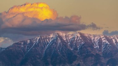 Bulutlar Timpanogos üzerinde günbatımında yanan