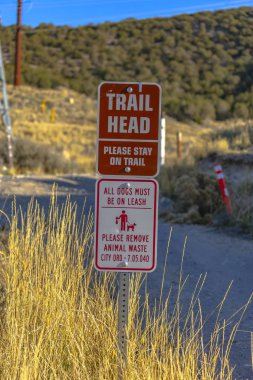 Baş işareti köpek uyarı önünde çim ile iz
