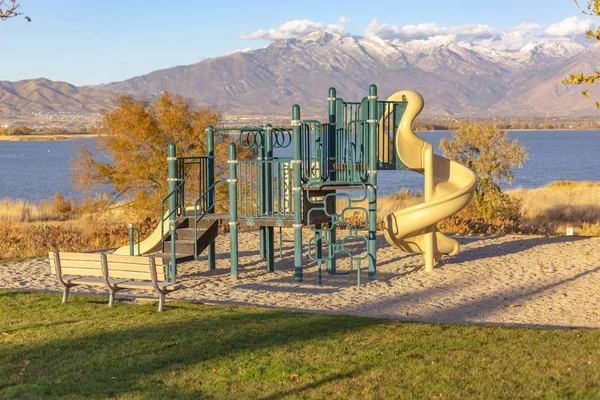 Diapositiva espiral y parque infantil lago y montañas — Foto de Stock
