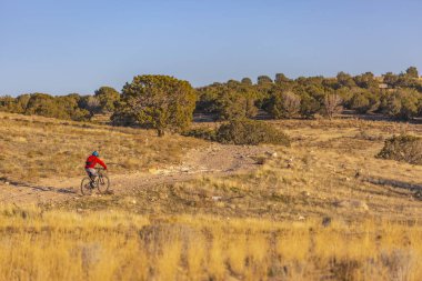 Motorcu Utah Valley dağlarda izinde