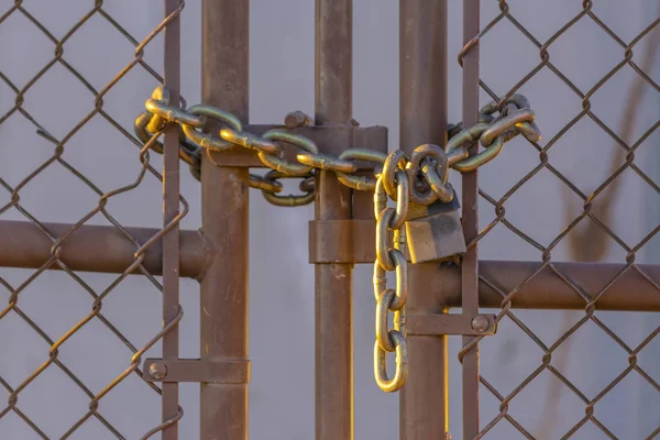 Cerca de eslabones de cadena cerrada con candado y cadena — Foto de Stock