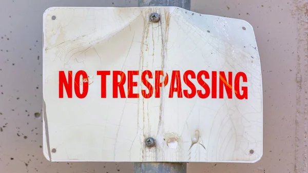 No trespassing sign on a wall close up — Stock Photo, Image