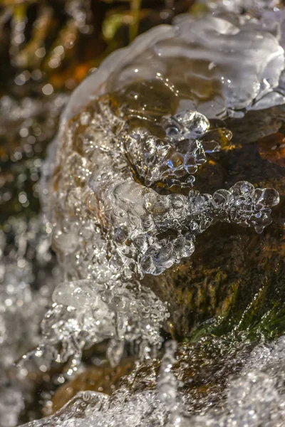 Cristales de hielo que se forman en un río que fluye caen —  Fotos de Stock