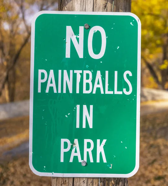 Vert pas de boules de peinture dans le panneau du parc sur poteau en bois — Photo