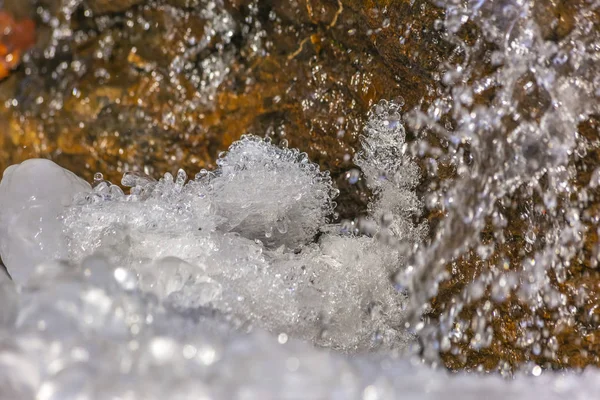 Cristales de hielo formándose en el río en Provo —  Fotos de Stock