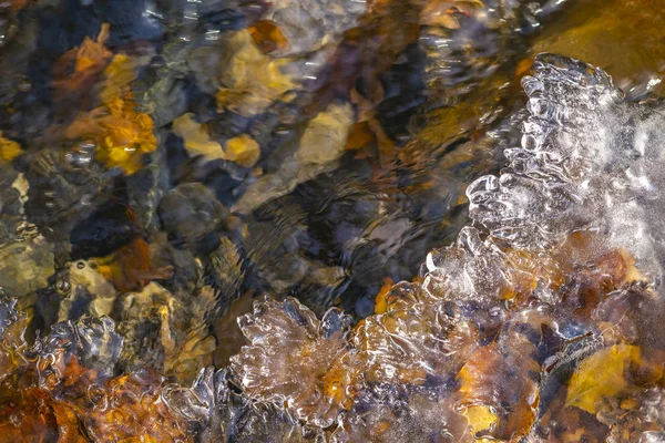 Hielo que se forma en el lado de un lecho de río — Foto de Stock