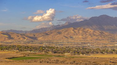 Güneşli bir Utah Valley evleri dağ gökyüzü
