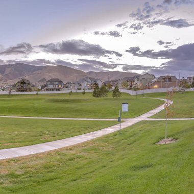 Yolu ile evleri ve dağ arka plan'ın bahçesinde