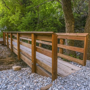 Provo ormandaki kayalık akarsu ahşap köprüden