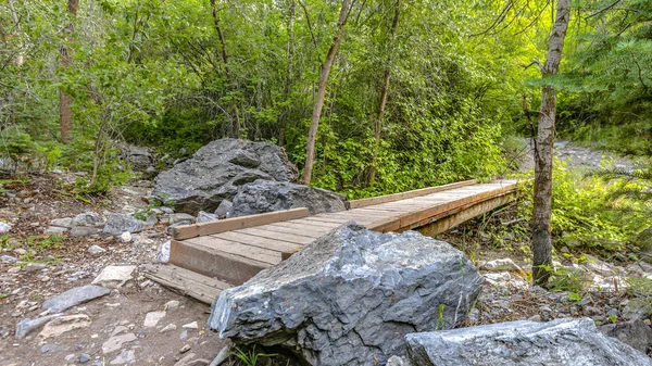 Pemandangan hiking di Provo dengan jembatan kayu dan batu — Stok Foto