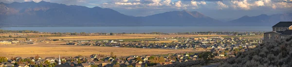 Vista panorâmica das casas lago e montanha em Utah — Fotografia de Stock